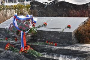 Памятник к 100-летию со дня битвы *Варяга* и *Корейца* на набережной Инчхона