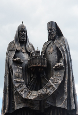 Памятник воссоединению РПЦ и РПЦЗ перед Храмом Христа Спасителя в Москве