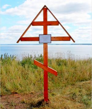 Памятный Крест на месте убийства священномученика Николая Онянова за алтарём Петропавловской церкви деревни Таман
