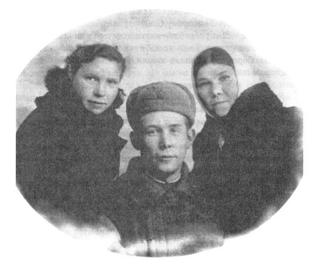 Сержант Иван Павлов с сестрами Марией и Анной. 1943 г.