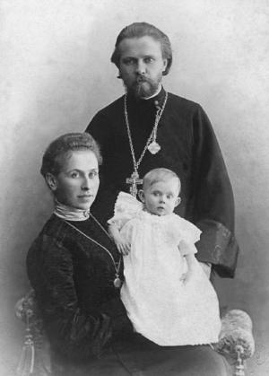 Священник Александр Сахаров (1873-1927) с супругой Софией и дочерью Ниной. Санкт-Петербург, 1896 год 