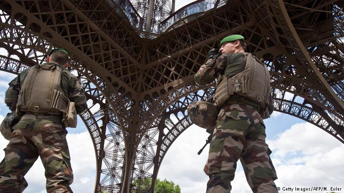 Французские военные с оружием патрулируют улицы