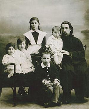 Диакон Вячеслав Георгиевич Луканин (1880-1918) с детьми