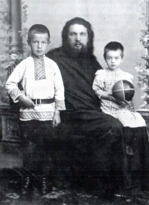 Диакон Вячеслав Закедский (1879-1918) с детьми. Начало 1910-х годов.