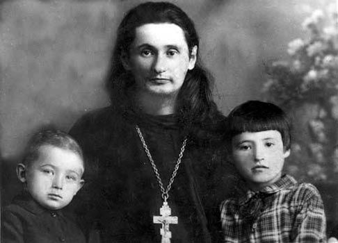 Священник Евгений Ивашко (1899-1937) с детьми