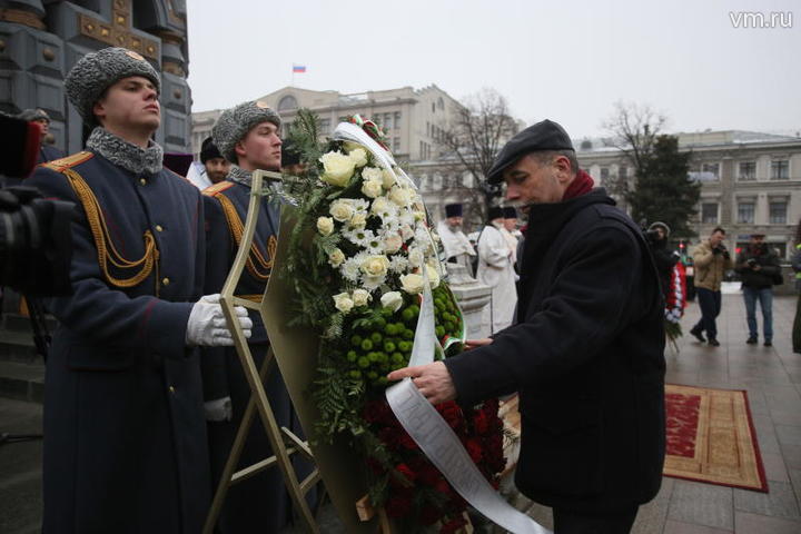 Посол Болгарии в России Бойко Коцев возлагает венок в память о героях Плевны