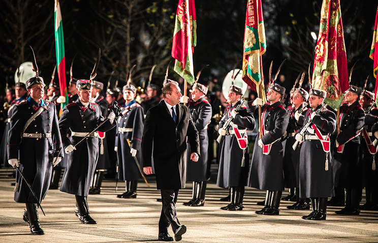 Президент Болгарии Румен Радев на торжественной заре-проверке в Плевене, посвященной 140-летию Плевенской эпопеи