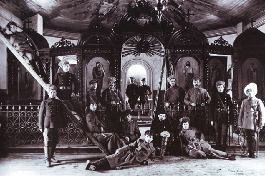 Большевики в храме