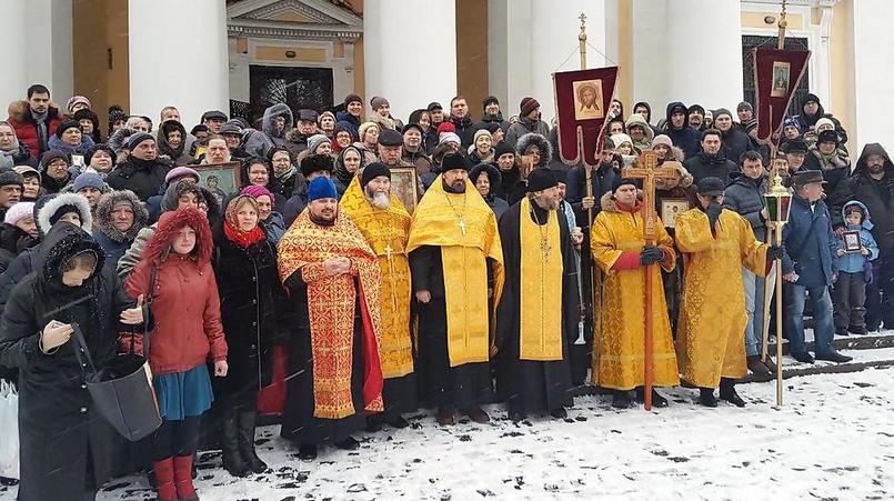 Участники Крестного хода об исцелении от страсти винопития в Санкт-Петербурге