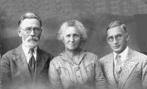 Священник Николай Васильевич Розов (1877-1938) с женой Ольгой Александровной и младшим сыном Николаем в ссылке. Уфа, 1935–1937гг.