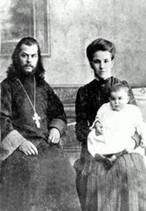 Священник Николай Дмитров с женой Екатериной и дочерью Еленой. 1910-е годы