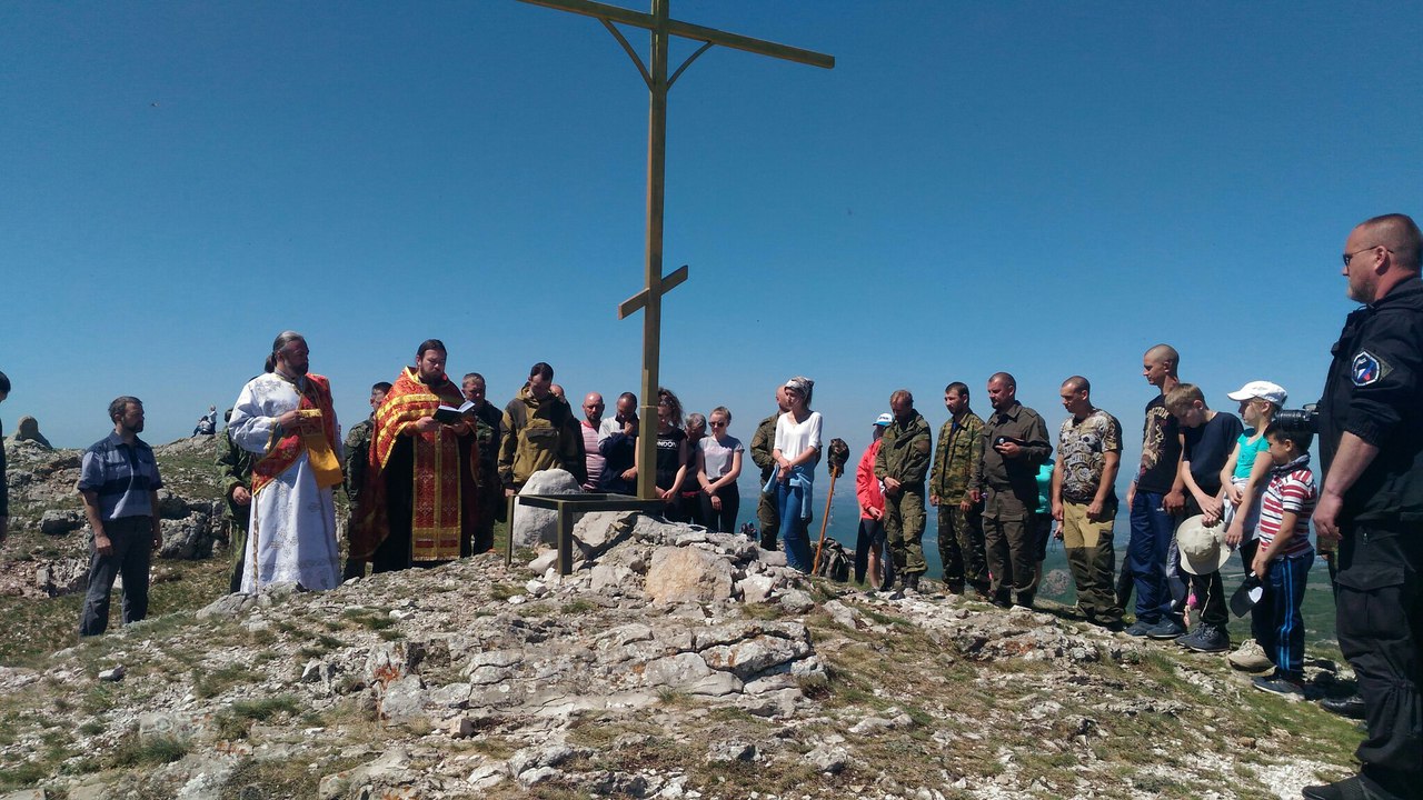 Крымская епархия восстановила на вершине горы Эклизи-Бурун спиленный вандалами Поклонный крест