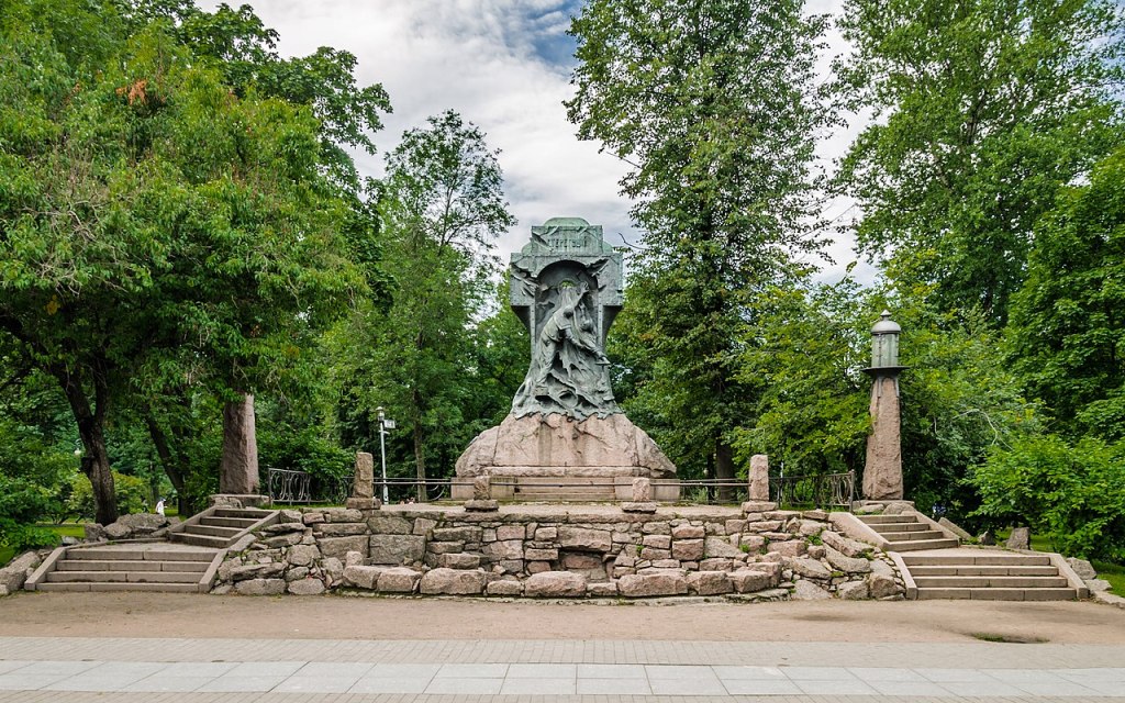 Памятник *Стерегущему* в Александровском парке на Каменноостровском проспекте в Санкт-Петербурге