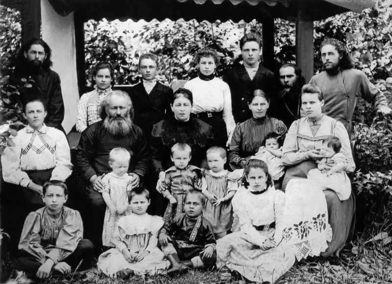 Священник Аверкий Северовостоков в кругу семьи. 1902 г.