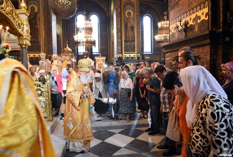 Лже-патриарх Денисенко кадит полупустой храм во время Всенощной накануне Крещения Руси