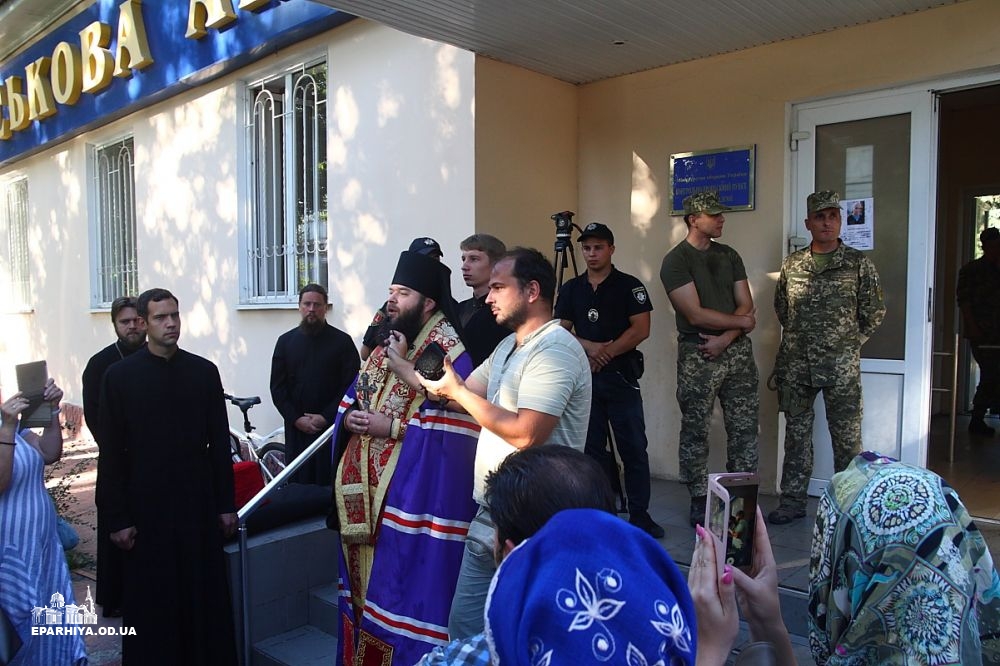 Верующие УПЦ совершают богослужение у КПП Одесской военной академии