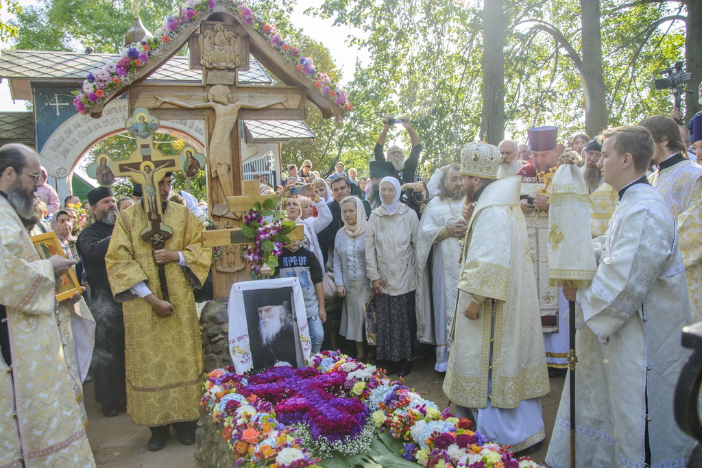 Верующие на могиле отца Николая Гурьянова