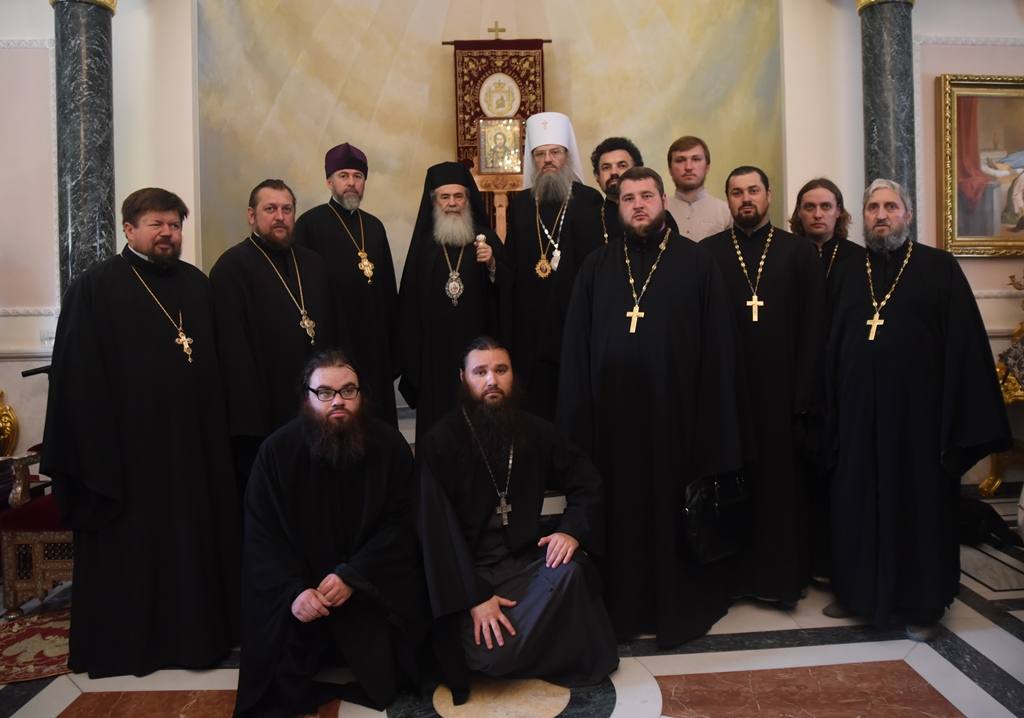 Патриарх Иерусалимский Феофил и украинские паломники