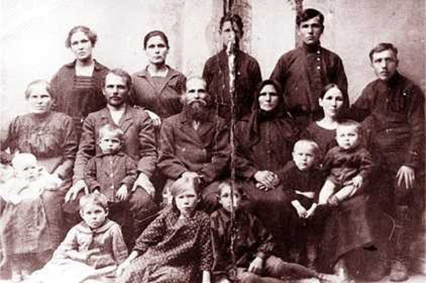 Семья Кочевых. В центре Ефим Петрович (1867-1937) и Екатерина Григорьевна (1865 г.р.)