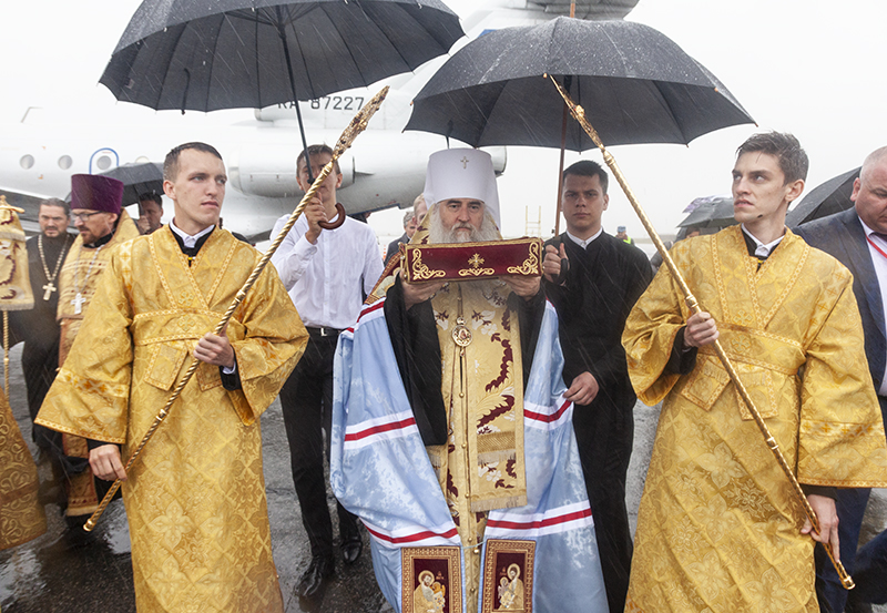 Митрополит Саратовский Лонгин с десницей святителя Спиридона Тримифунтского