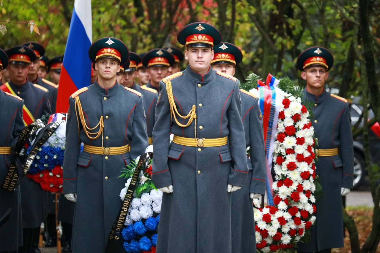 Российские военные готовятся возложить венки в памятнику генералу Скобелеву