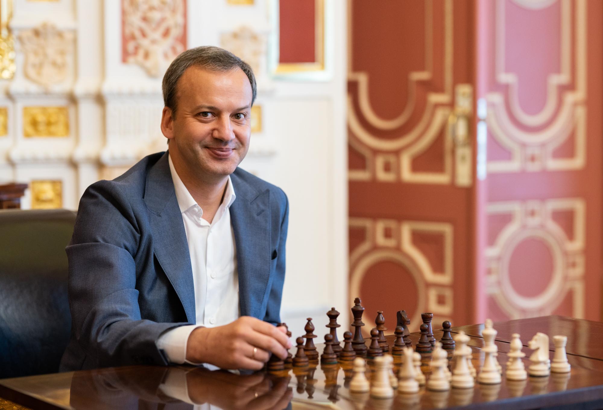 Аркадий Дворкович за шахматами