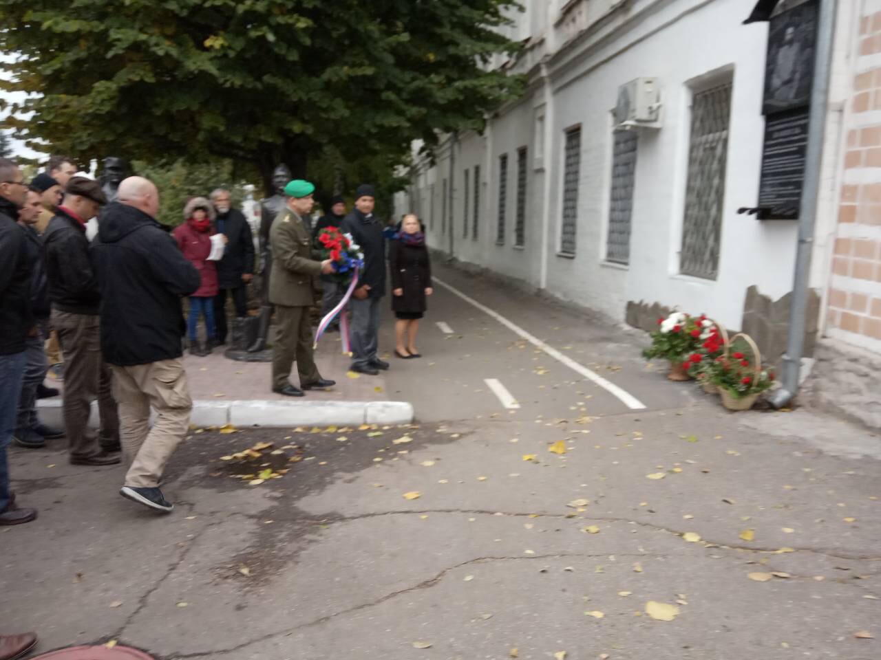 Чехословацкая делегация возлагает цветы к мемориальной доске генералу В. Каппелю в Симбирске
