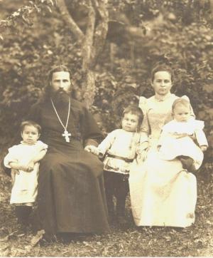О.Евгений Елховский (1869-1937) с женой и детьми