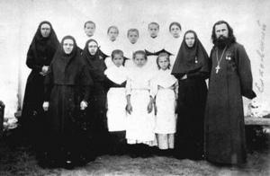 Проиерей Евгений Елховский (1869-1937) с монахинями и воспитанницами Переславль-Залесского Никольского монастыря