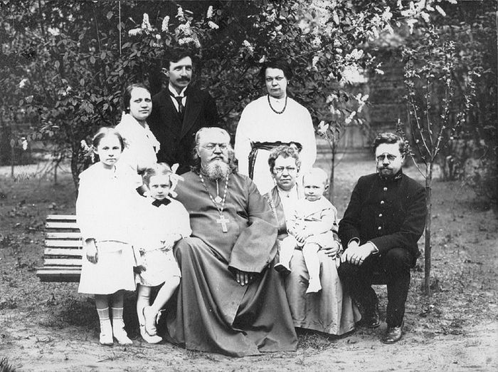 Протоиерей Неофит Любимов в окружении семьи