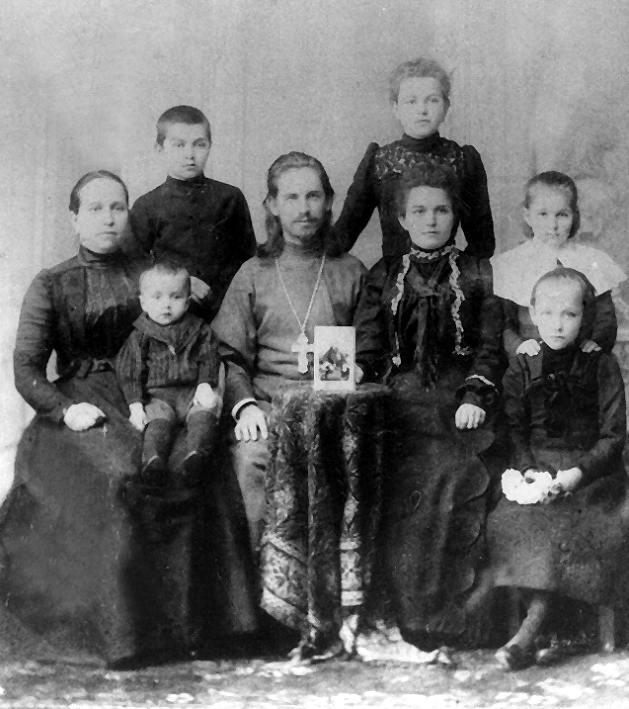 Священник Александр Вершинский (1873-1937) с супругой, тёшей и родственниками