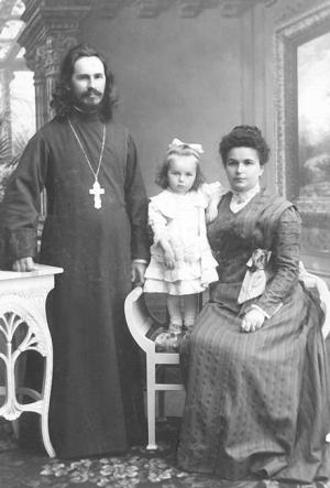Священник Александр Вершинский (1973-1937) с супругой Еликонидой Михайловной и дочерью Маргаритой