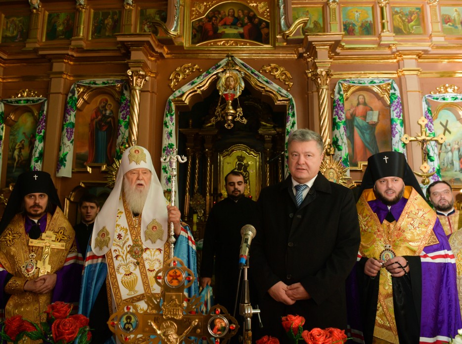 Порошенко и лже-патриарх Филарет Денисенко после объединительного собора