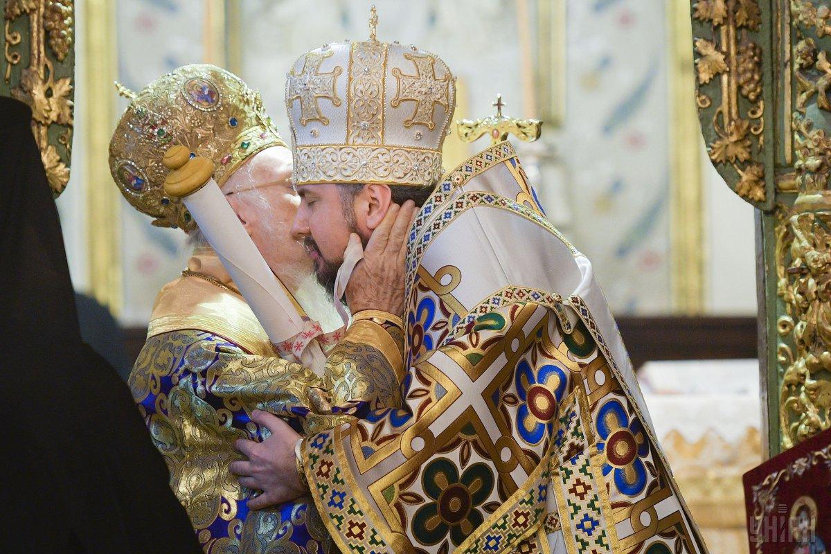 Патриарх Варфоломей лобызает новоизбранного главу украинских раскольников Епифания