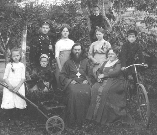 Протоиерей Александр Дагаев (1862-1920) с семьёй в саду. 1912 г.