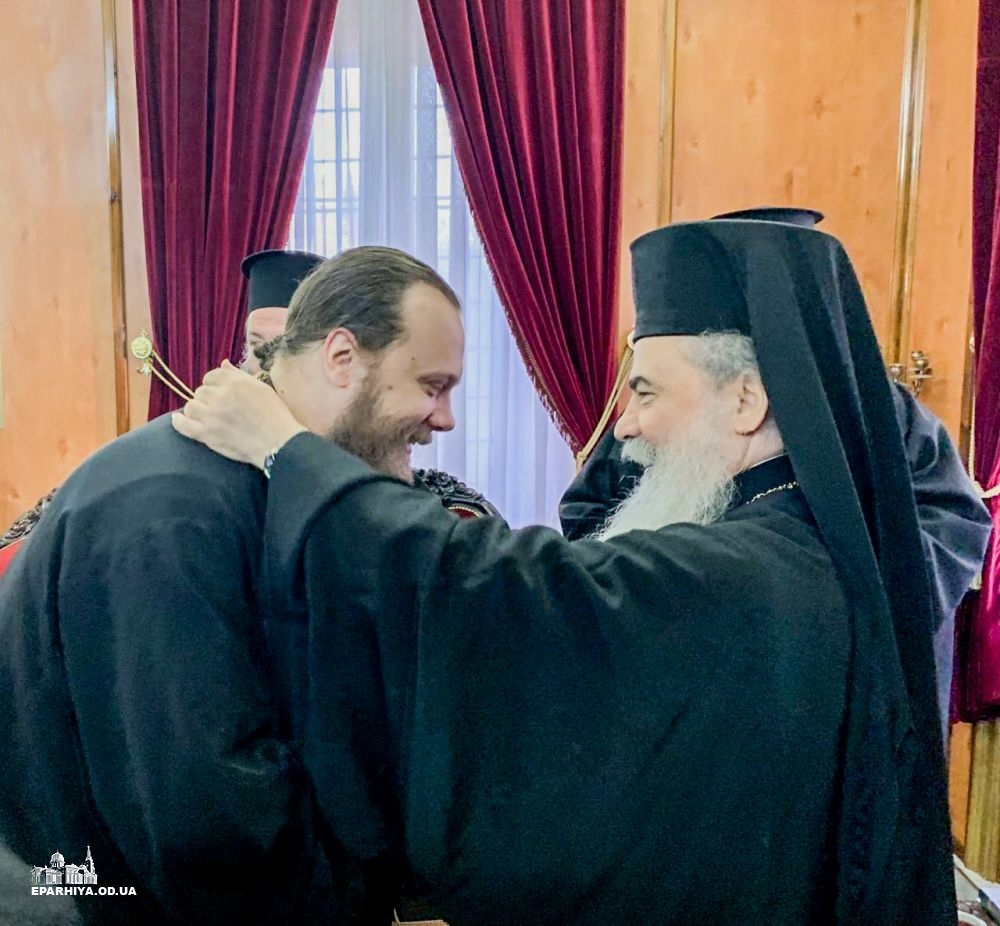 Патриарх Иерусалимский Феофил вручает епископу Арцизскому Виктору памятный подарок