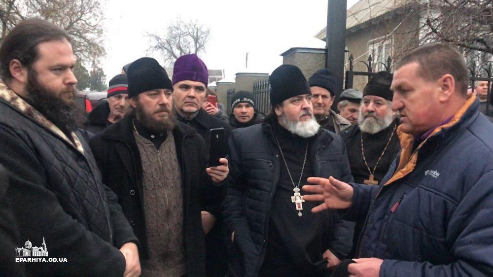 Украинские чиновники агитируют верующих УПЦ переходить в раскол