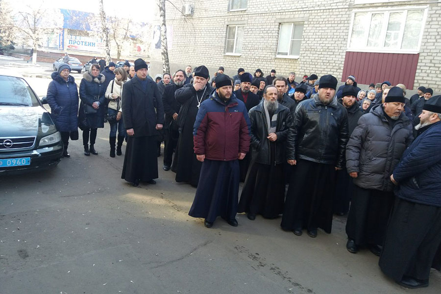 Духовенство и верующие Горловской епархии ждут митрополита Митрофана у здания полиции, куда его доставили для установления личности