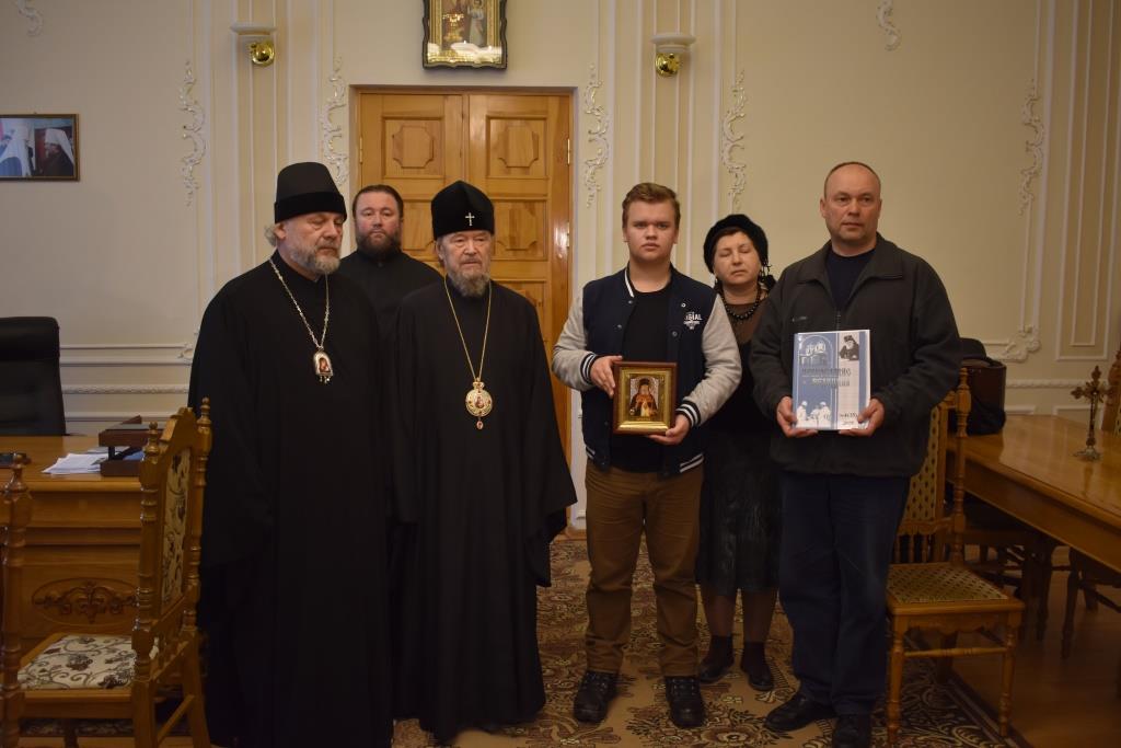 Митрополит Крымский Лазарь принял исцеленного по молитвам к святителю Луке Крымскому молодого человека и его родителей