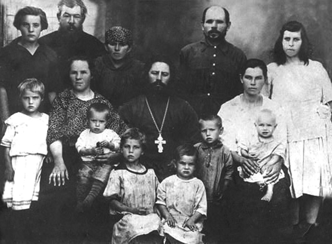 Священник Михаил Пятаев (1891-1930) с семьёй. Фото 1927г.