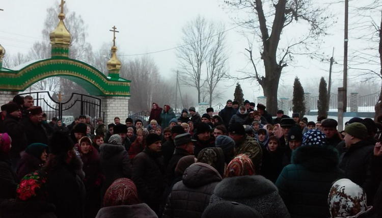 В Интернете появилось видео избиения верующих УПЦ в селе Гнездычно Тернопольской области