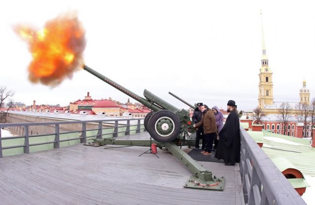 Константин Димцас во время стрельбы из пушки в Петропавловской крепости