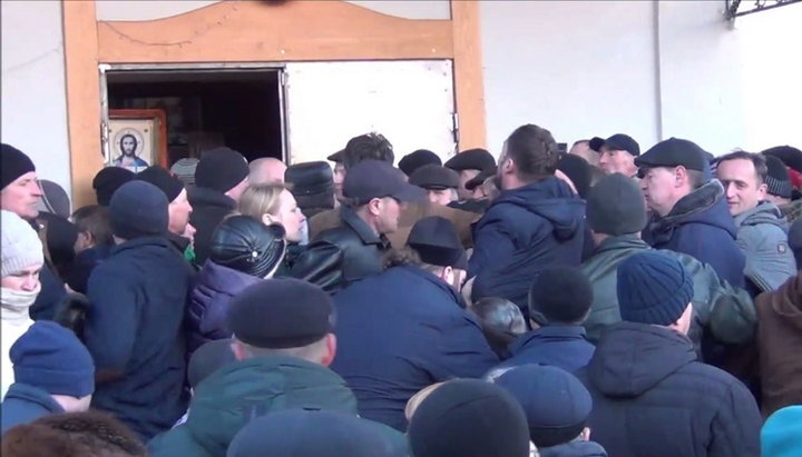 Попытка захвата храма УПЦ в городе Барановка Житомирской области Украины