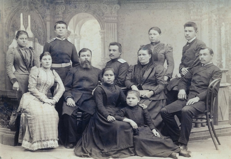 Семья Харитона Ивановича и Александры Петровны Поповых. Николай (1864-1919) сидит крайний справа.