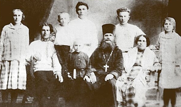 Протоиерей Макарий Квиткин (1882-1931) с семьёй. Рядом с отцом сын Владимир с книгой