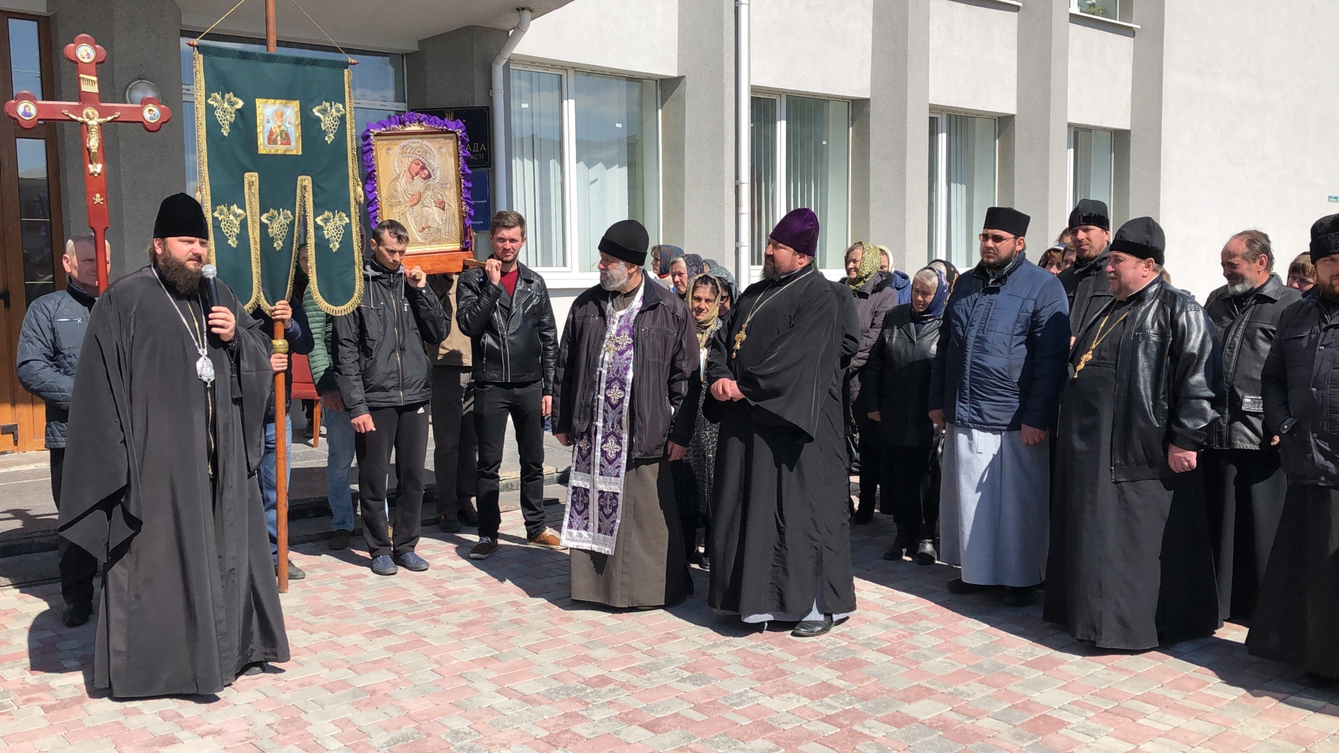 Верующие Ровенской епархии УПЦ вышли на молитвенное стояние перед местной райадминистрацией