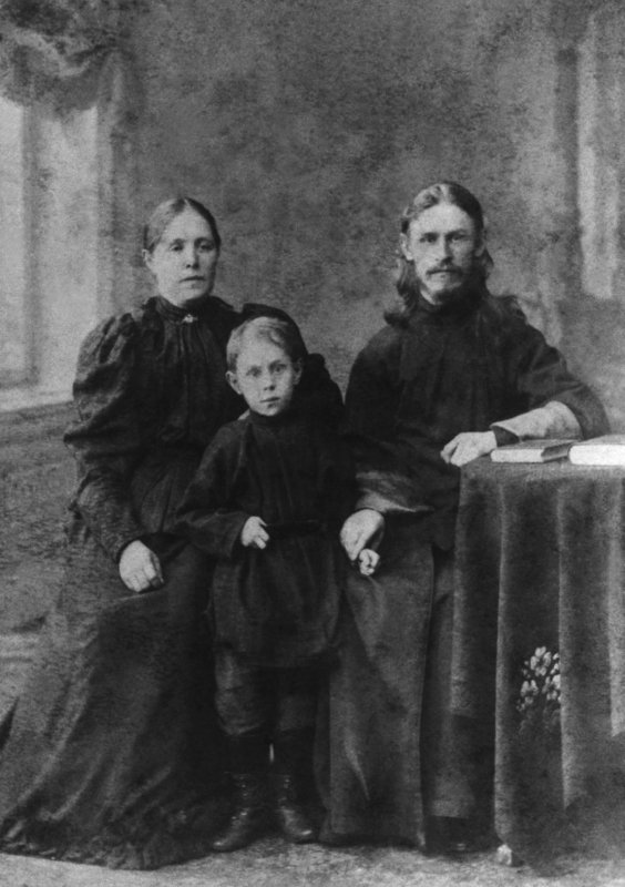 Священник Михаил Борисов (1866-1942) с супругой Ольгой Ивановной и сыном Василием, около 1894 года