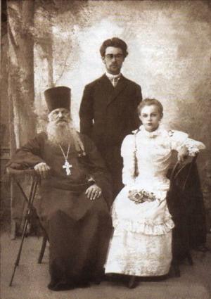 Священник Ипполит Пономарёв, супруги Александр и Надежда Пономарёвы. Около 1900г.