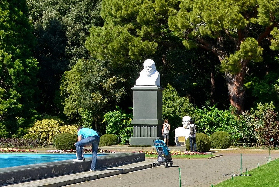 Бюст Ленина восстановили в Никитском ботаническом саду