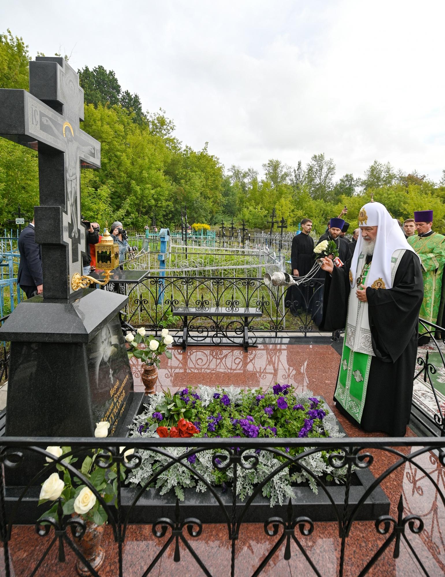 Патриарх Кирилл на могиле своего деда священника Василия Гундяева